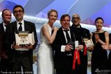 组图：戛纳影节颁奖评委会成员登台 贾樟柯鞠躬