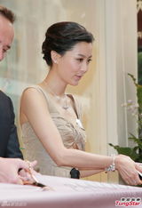 组图：陈法拉意外弄伤颈椎 未遇到追求者