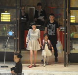 组图：马伊琍携女儿探望文章 贴心为老公点餐