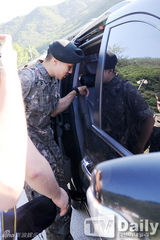 组图：韩星生菜退伍不见笑颜 曾卷特惠入院风波