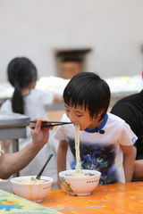 组图：萌娃玩坏拉面 创揉面新手法个个变面人