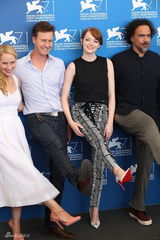 组图：《鸟人》亮相威尼斯 诺顿石头姐俏皮搞怪