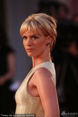 组图：《广告狂人》一月姐深V长裙大秀乳沟