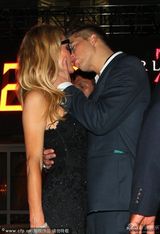 组图：帕丽斯-希尔顿与男友当众热吻秀恩爱