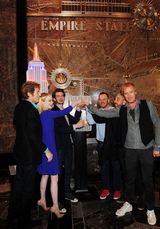 组图：《超凡蜘蛛侠》主创齐聚帝国大厦点灯仪式