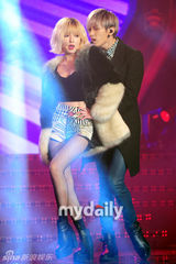 组图：泫雅自抬美胸媚态十足 撅臀任摸