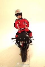 组图：林志颖庆粉丝破2500万晒父子骑机车帅照