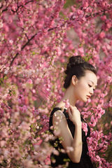 组图：战菁一最新夏日写真 人面桃花相映红