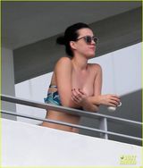 组图：凯蒂-佩里比基尼秀身材 享受闲暇时光