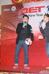 组图：张国强热爱足球 望与家人组队