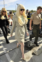 高清组图：林赛-罗韩出席缓刑听证会身形发胖