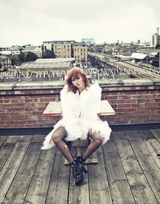 高清图：SISTAR孝琳暧昧拥男上演致使诱惑