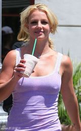 幻灯图集：布兰妮热裤出游凸点浑不知 心情好秀鬼脸