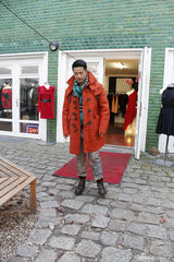 组图：段奕宏柏林街拍神采飞扬 温暖硬汉显绅士