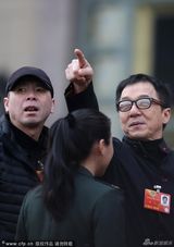 组图：成龙张国立冯小刚开心合影 明星两会扎堆
