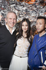 组图：Anglebaby透视装现身巴黎 获设计师力邀见