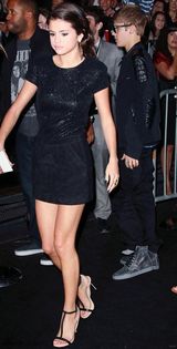 组图：小贾斯汀与女友约会玩低调 被拍以包挡脸