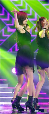 组图：韩新女团EXID《Show Champion》节目性感华丽