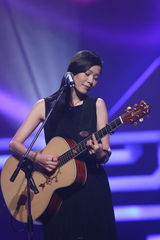 高清图集：新浪网络盛典 张悬深情演唱笑容满面