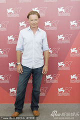 《巴尼的人生》记者会  女演员罗莎蒙德和男星谈笑