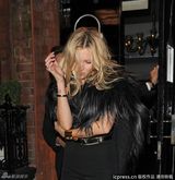 组图：凯特莫斯夫妇情侣装出街 黑衣乱发心情不佳