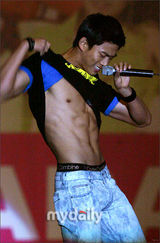 幻灯图：2PM与kARA联合粉丝见面会 带来精彩节目