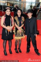 组图：竞赛片《风萧瑟》首映 众主创亲密似家人