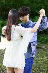 组图：胡夏拍《傻瓜探戈》MV 搂美女舞伴热舞