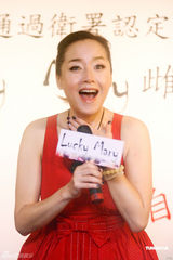 组图：恬妞谈小男友一脸甜蜜 期待与前夫合作 