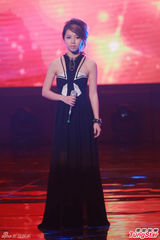 组图：金曲榜颁奖星光黯淡 张敬轩献主持处女秀