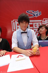 组图：武艺助阵杭州快男分享唱歌心得