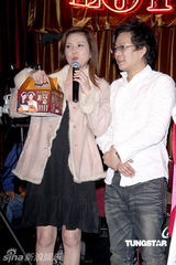 幻灯组图：沈玉琳平安夜庆生 告别单身向女友求婚