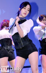 组图：韩团Rainbow小分队发片开腿撅臀耍性感