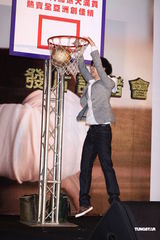 组图：胡夏趁胜追击推新辑 戴爱玲为其发片站台