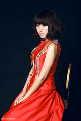 组图：阿悄新写真曝光 红裙艳丽惹人怜