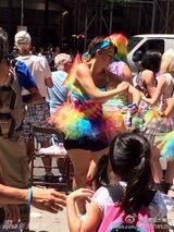 组图：吴君如陈可辛带女儿兴奋参加同性恋游行