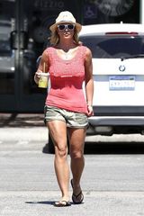 组图：小甜甜惨变女汉子!布兰妮穿热裤不惧粗腿