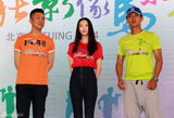 组图：童瑶自曝摄影发烧友 出席活动展修长身姿