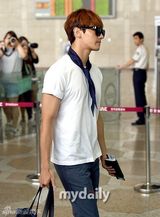 组图：东方神起孔侑等现身 胡茬微露不拘小节