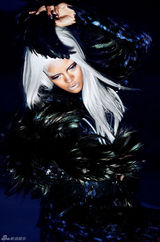 组图：蕾哈娜化身白发魔女 横卧荒野秀性感