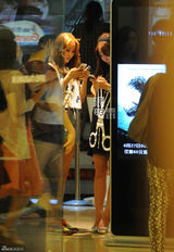 组图：柳岩性感素颜出街 与王霏霏商场购物