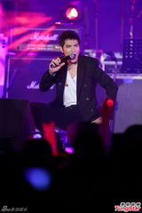 组图：人来疯！萧敬腾变多动症 拉歌迷不放手