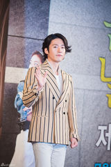 独家：张娜拉亮相秀美背 挽手张赫情意浓