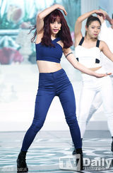 组图：韩团Kara四人舞台 露脐装甜美性感