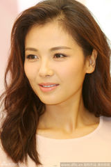 组图：美娇娘刘涛粉裙与内衣女郎同台比美