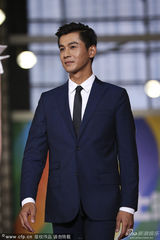 组图：乔振宇李小冉踏上红毯 分获男女人气奖