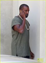 组图：坎耶反穿衣带大金链开名车土豪范儿