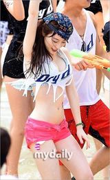 组图：GD水上乐园疯玩 水枪喷比基尼美女