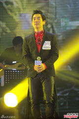 组图：任贤齐自愧腹肌不如张家辉 遭梁汉文投诉