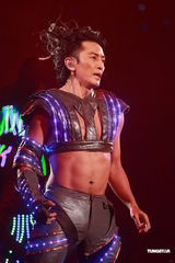 组图：郑伊健开唱遭催婚 女友蒙嘉慧到场欣赏